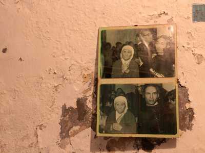 Sul lato sinistro sono appese invece due foto della santa assieme a don Peppe Diana a Bari, nella chiesa di sant�Antonio